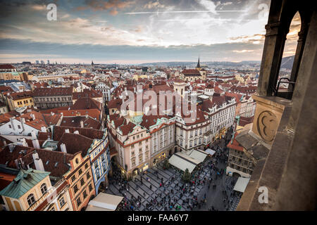 Vue depuis la tour de l'horloge de la cité médiévale, des cafés et des bâtiments de la place de la vieille ville en hiver, Prague, République Tchèque Banque D'Images