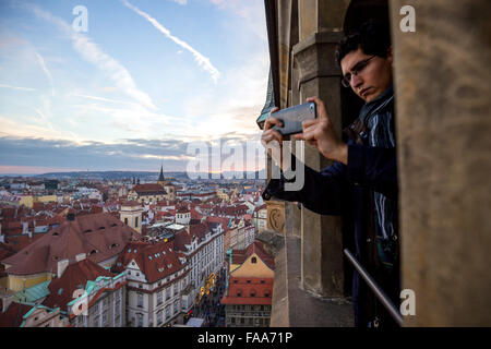 Vue depuis la tour de l'horloge de la cité médiévale, des cafés et des bâtiments de la place de la vieille ville en hiver, Prague, République Tchèque Banque D'Images