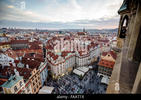 Vue depuis la tour de l'horloge de la cité médiévale, des cafés et des bâtiments de la place de la vieille ville en hiver, Prague, République Tchèque Banque D'Images