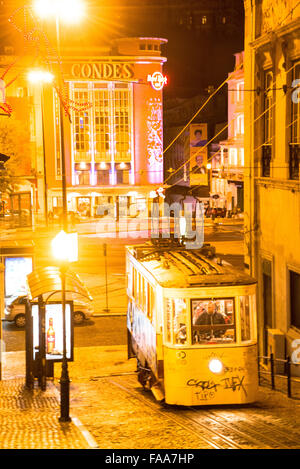 Célèbre dans les tramways de Lisbonne Portugal la nuit Banque D'Images