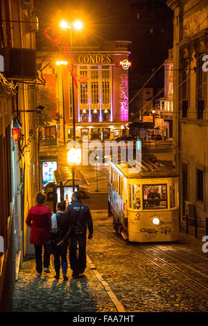 Célèbre dans les tramways de Lisbonne Portugal la nuit Banque D'Images