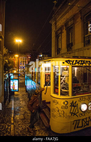 Célèbre dans les tramways de Lisbonne Portugal la nuit Banque D'Images