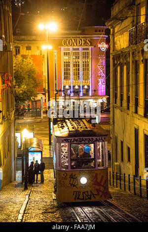 Célèbre dans les tramways de Lisbonne Portugal la nuit Banque D'Images