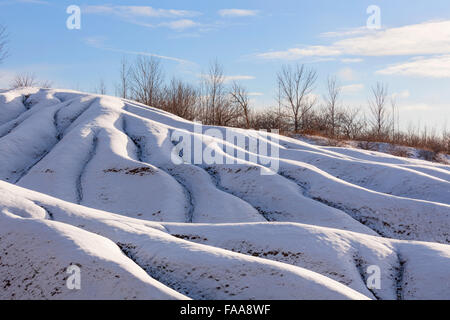 A more intimate look at the layers of eroded clay at the Cheltenham Badlands after a fresh snowfall. Caledon, Ontario, Canada. Banque D'Images