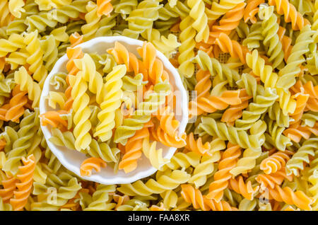 Trois couleurs dans les pâtes rotini bol blanc. Banque D'Images