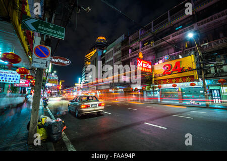 Néons et trafic sur Yaowarat Road dans la nuit, dans le quartier chinois, Bangkok, Thaïlande. Banque D'Images