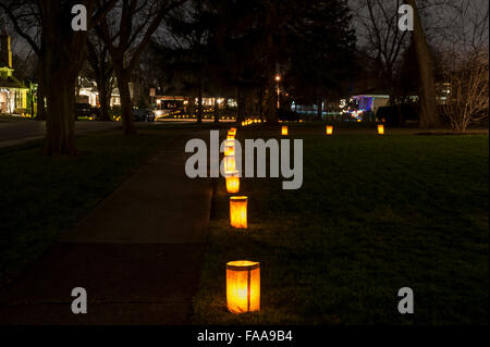 Chicago, USA. 24 décembre 2015. L'avant des maisons jardins dans le village de Clarendon Hills sont décorées avec "Luminaria", allumé des bougies dans des sacs en papier brun. Célèbre son 50e anniversaire, la tradition annuelle exige que les résidents locaux pour allumer les bougies chaque veille de Noël et soulève des fonds pour des organismes d'aide à l'enfance, avec plus de 30 000 bougies allumées. Crédit : Stephen Chung / Alamy Live News Banque D'Images