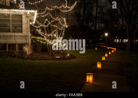 Chicago, USA. 24 décembre 2015. L'avant des maisons jardins dans le village de Clarendon Hills sont décorées avec "Luminaria", allumé des bougies dans des sacs en papier brun. Célèbre son 50e anniversaire, la tradition annuelle exige que les résidents locaux pour allumer les bougies chaque veille de Noël et soulève des fonds pour des organismes d'aide à l'enfance, avec plus de 30 000 bougies allumées. Crédit : Stephen Chung / Alamy Live News Banque D'Images