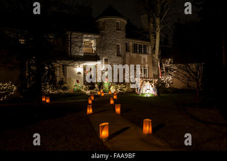 Chicago, USA. 24 décembre 2015. L'avant des maisons jardins dans le village de Clarendon Hills sont décorées avec "Luminaria", allumé des bougies dans des sacs en papier brun. Célèbre son 50e anniversaire, la tradition annuelle exige que les résidents locaux pour allumer les bougies chaque veille de Noël et soulève des fonds pour des organismes d'aide à l'enfance, avec plus de 30 000 bougies allumées. Crédit : Stephen Chung / Alamy Live News Banque D'Images