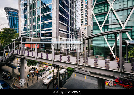 Des sentiers et des bâtiments modernes à BTS Surasak, à Bangkok, Thaïlande. Banque D'Images