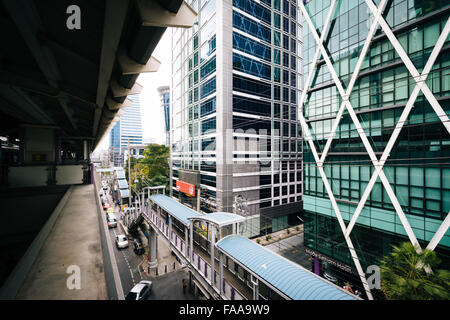 Des sentiers et des bâtiments modernes à BTS Surasak, à Bangkok, Thaïlande. Banque D'Images