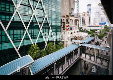 Des sentiers et des bâtiments modernes à BTS Surasak, à Bangkok, Thaïlande. Banque D'Images