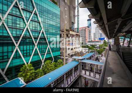 Des sentiers et des bâtiments modernes à BTS Surasak, à Bangkok, Thaïlande. Banque D'Images