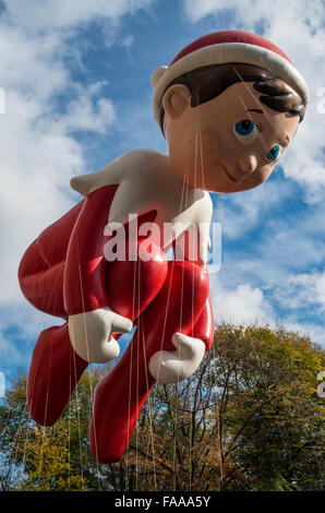 Elf sur le plateau de la montgolfière Macy's Thanksgiving Day Parade en 2015 Banque D'Images