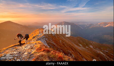 Les touristes sur la piste, couleurs d'automne dans les montagnes Tatras, Pologne Banque D'Images