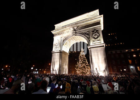 New York City, New York, USA. Le 24 décembre, 2015. Chanteurs de Noël à Washington Square Park, à New York City's Greenwich Village ce soir, la veille de Noël. Crédit : Adam Stoltman/Alamy Live News Banque D'Images