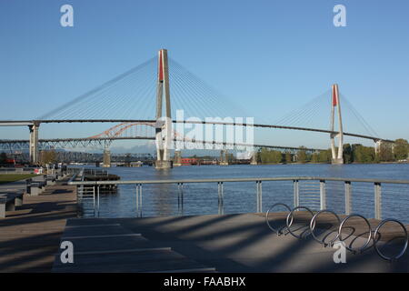 L'aérotrain de pont sur le fleuve Fraser, en vu de New Westminster Westminster Pier Park Banque D'Images