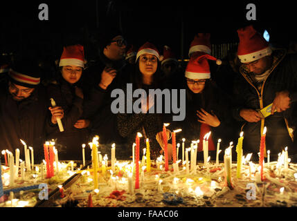 New Delhi, Inde. Dec 25, 2015. Les gens allument des bougies qu'ils offrir des prières au Sacré-Cœur Cathédrale après minuit à New Delhi, Inde, 25 décembre 2015. Source : Xinhua/Alamy Live News Banque D'Images