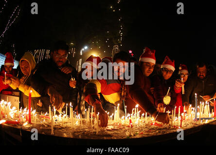 New Delhi, Inde. Dec 25, 2015. Les gens allument des bougies qu'ils offrir des prières au Sacré-Cœur Cathédrale après minuit à New Delhi, Inde, 25 décembre 2015. Source : Xinhua/Alamy Live News Banque D'Images