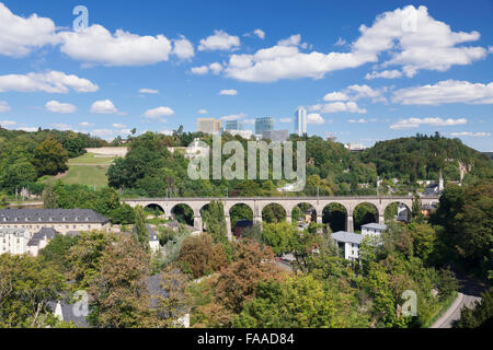 Vue depuis les Casemates du buck à l'Aqueduc et plateau de Kirchberg, Luxembourg, Grand-Duché de Luxembourg Banque D'Images