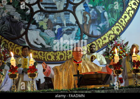 Katmandou, Népal. Le 24 décembre, 2015. Les prêtres et les religieuses catholiques d'effectuer des rituels pour la sainte Messe au cours fête de Noël en Dhobighat. Credit : Narayan Maharjan/Pacific Press/Alamy Live News Banque D'Images