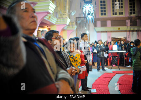 Katmandou, Népal. Le 24 décembre, 2015. Christiana effectuer Carol chant Messe des fidèles la veille de Noël à l'église de l'assomption catholique. Credit : Narayan Maharjan/Pacific Press/Alamy Live News Banque D'Images