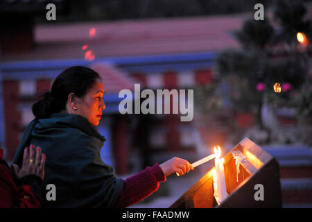 Katmandou, Népal. Le 24 décembre, 2015. Christian népalais offrant la lumière de bougie pour l'âme pendant le départ intime fête de Noël à l'église de l'assomption catholique. Credit : Narayan Maharjan/Pacific Press/Alamy Live News Banque D'Images