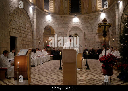 Les moines catholiques prennent part à la messe de Noël de minuit à l'intérieur de l'église à l'abbaye de la Dormition appartenant à l'ordre bénédictin situé sur le mont Sion à Jérusalem en Israël Banque D'Images