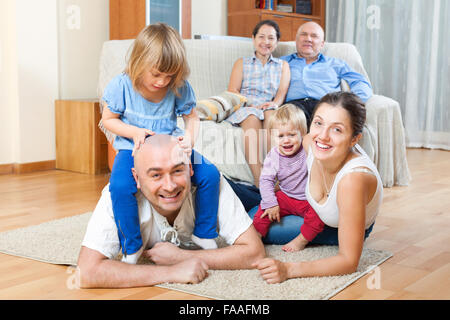 Portrait of smiling happy famille multigénérationnelle avec deux enfants Banque D'Images