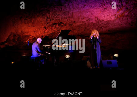 La chanteuse israélienne Nurit Galron et Gil Shohat un compositeur de musique classique, d'effectuer à l'intérieur de la grotte de Sédécias, également appelé Solomon's Carrières Une carrière souterraine de pierre calcaire qui fonctionne dans le quartier musulman de la vieille ville de Jérusalem Israël Banque D'Images