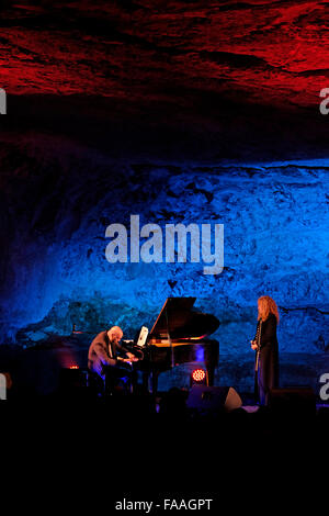 La chanteuse israélienne Nurit Galron et Gil Shohat un compositeur de musique classique, d'effectuer à l'intérieur de la grotte de Sédécias, également appelé Solomon's Carrières Une carrière souterraine de pierre calcaire qui fonctionne dans le quartier musulman de la vieille ville de Jérusalem Israël Banque D'Images