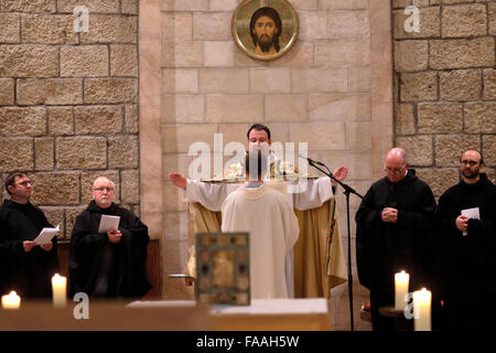 Les moines catholiques prennent part à la messe de Noël de minuit à l'intérieur de l'église à l'abbaye de la Dormition appartenant à l'ordre bénédictin situé sur le mont Sion à Jérusalem en Israël Banque D'Images