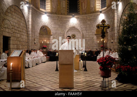 Les moines catholiques prennent part à la messe de Noël de minuit à l'intérieur de l'église à l'abbaye de la Dormition appartenant à l'ordre bénédictin situé sur le mont Sion à Jérusalem en Israël Banque D'Images