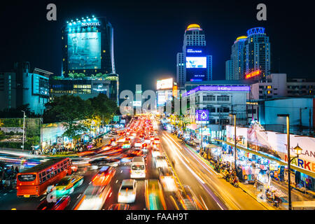 Une longue exposition de trafic et les bâtiments modernes sur Ratchadamri Road la nuit, au Siam, à Bangkok, Thaïlande. Banque D'Images