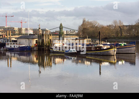 Péniche aménagée sur la Tamise par Hammersmith Bridge, Londres, W6, Royaume-Uni Banque D'Images