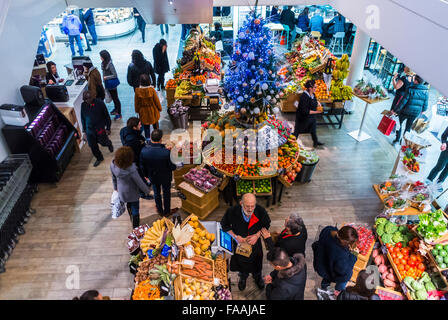 Paris, France, grande foule de gens Shopping dans le grand magasin occupé français, 'Lafayette Gourmett' Shop, décoration d'arbre de Noël, angle élevé, intérieur, achats de nourriture de noël Banque D'Images