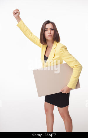 Businesswoman showing board ou une bannière avec copie espace sur fond blanc Banque D'Images