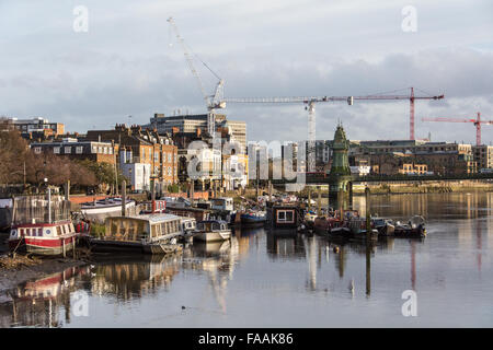 Péniche amarrée sur la Tamise à Hammersmith, Furnival Gardens, Hammersmith, Londres, Angleterre,ROYAUME-UNI Banque D'Images