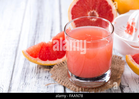 Pur jus de pamplemousse (close-up shot) sur fond de bois rustique Banque D'Images