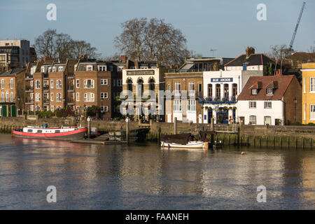 Les pubs Blue Anchor et Rutland Arms au bord de la rivière sur le Lower Mall à Hammersmith West Londres, Angleterre, Royaume-Uni. Banque D'Images