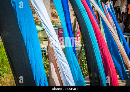 Des tissus colorés à vendre à Chebika,Tunisie Banque D'Images