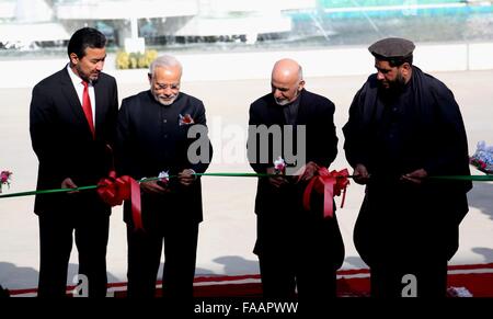 Kaboul, Afghanistan. Dec 25, 2015. Le Premier Ministre indien Narendra Modi (2e L) et le président Afghan Mohammad Ashraf Ghani (2e R) inaugurer nouveau bâtiment du parlement afghan à Kaboul, capitale de l'Afghanistan, le 25 décembre, 2015. La visite du Premier Ministre indien Narendra Modi et le président Afghan Mohammad Ashraf Ghani, le vendredi a inauguré une conjointement financés par l'Inde nouveau bâtiment du parlement à Kaboul. Credit : Rahmat Alizadah/Xinhua/Alamy Live News Banque D'Images