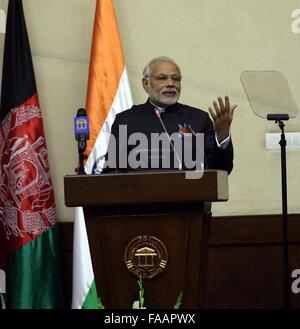 Kaboul, Afghanistan. Dec 25, 2015. Le Premier Ministre indien Narendra Modi parle dans la cérémonie d'inauguration du nouveau bâtiment du parlement afghan à Kaboul, capitale de l'Afghanistan, le 25 décembre, 2015. La visite du Premier Ministre indien Narendra Modi et le président Afghan Mohammad Ashraf Ghani, le vendredi a inauguré une conjointement financés par l'Inde nouveau bâtiment du parlement à Kaboul. Credit : Rahmat Alizadah/Xinhua/Alamy Live News Banque D'Images