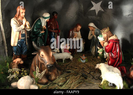 Jakarta, Indonésie. Dec 25, 2015. Une image de la naissance de Jésus Christ est décoré comme la mise en œuvre de la célébration de Noël dans l'Église catholique Graha Maria Annai, Velangkanni à Medan, au nord de Sumatra, en Indonésie le 25 décembre 2015. À travers le monde, des milliards de chrétiens marquer Noël, le traditionnel anniversaire de Jésus Christ. Crédit : Ivan Damanik/Alamy Live News Banque D'Images