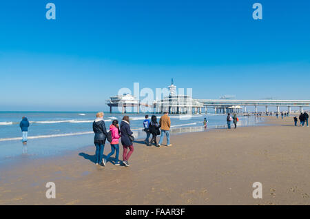 SCHEVENINGEN, Pays-Bas - 8 mars, 2015 : Inconnue aux personnes bénéficiant d'une journée de printemps ensoleillée sur la plage de la mer du Nord. Dans l'arrière-plan Banque D'Images