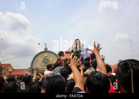 Coder le contenu des résidents de gunungan tandis que Grebeg Maulud de Yogyakarta Palace au chantier Gedhe Mosquée, Yogyakarta. La cérémonie de commémoration de la naissance du prophète Muhammad, ainsi qu'un symbole de la charité, par le roi à ses sujets. (Photo de Nugroho Hadi Santoso / Pacific Press) Banque D'Images