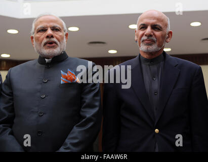 Kaboul, Afghanistan. Dec 25, 2015. Le Premier Ministre indien Narendra Modi (L) et le président Afghan Mohammad Ashraf Ghani assister à nouveau bâtiment du parlement afghan cérémonie d'inauguration à Kaboul, capitale de l'Afghanistan, le 25 décembre, 2015. La visite du Premier Ministre indien Narendra Modi et le président Afghan Mohammad Ashraf Ghani, le vendredi a inauguré une conjointement financés par l'Inde nouveau bâtiment du parlement à Kaboul. Credit : Rahmat Alizadah/Xinhua/Alamy Live News Banque D'Images