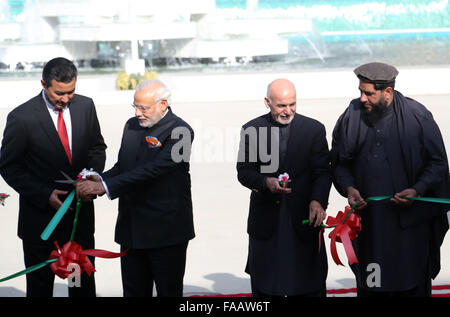 Kaboul, Afghanistan. Dec 25, 2015. Le Premier Ministre indien Narendra Modi (2e L) et le président Afghan Mohammad Ashraf Ghani (2e R) inaugurer nouveau bâtiment du parlement afghan à Kaboul, capitale de l'Afghanistan, le 25 décembre, 2015. La visite du Premier Ministre indien Narendra Modi et le président Afghan Mohammad Ashraf Ghani, le vendredi a inauguré une conjointement financés par l'Inde nouveau bâtiment du parlement à Kaboul. Credit : Rahmat Alizadah/Xinhua/Alamy Live News Banque D'Images