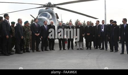 Kaboul, Afghanistan. Dec 25, 2015. Chef de la direction du gouvernement afghan Abdullah Abdullah (8e L, à l'avant) et le Premier Ministre indien Narendra Modi (7e L, avant) posent pour la photo en face d'un hélicoptère indien a fait don à l'aéroport international de Kaboul à Kaboul, capitale de l'Afghanistan, le 25 décembre, 2015. L'Inde a remis trois hélicoptères militaires en Afghanistan les forces de sécurité le vendredi, l'annonce est survenue durant le premier ministre indien Narendra Modi, visite d'une journée à l'autre du pays. Credit : Rahmat Alizadah/Xinhua/Alamy Live News Banque D'Images