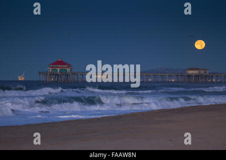 Réglage de la pleine lune le jour de Noël à Huntington Beach Pier California USA 25 décembre 2015. Pour la première fois en 38 ans. La pleine lune est également connu comme une lune froide Banque D'Images